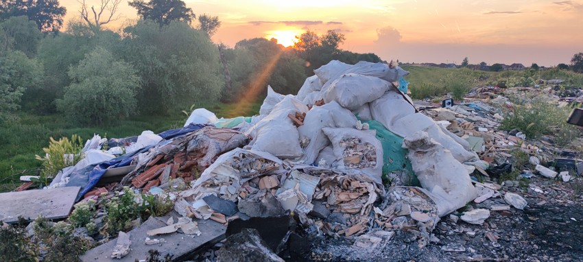Divlja deponija na nasipu u Kotežu 