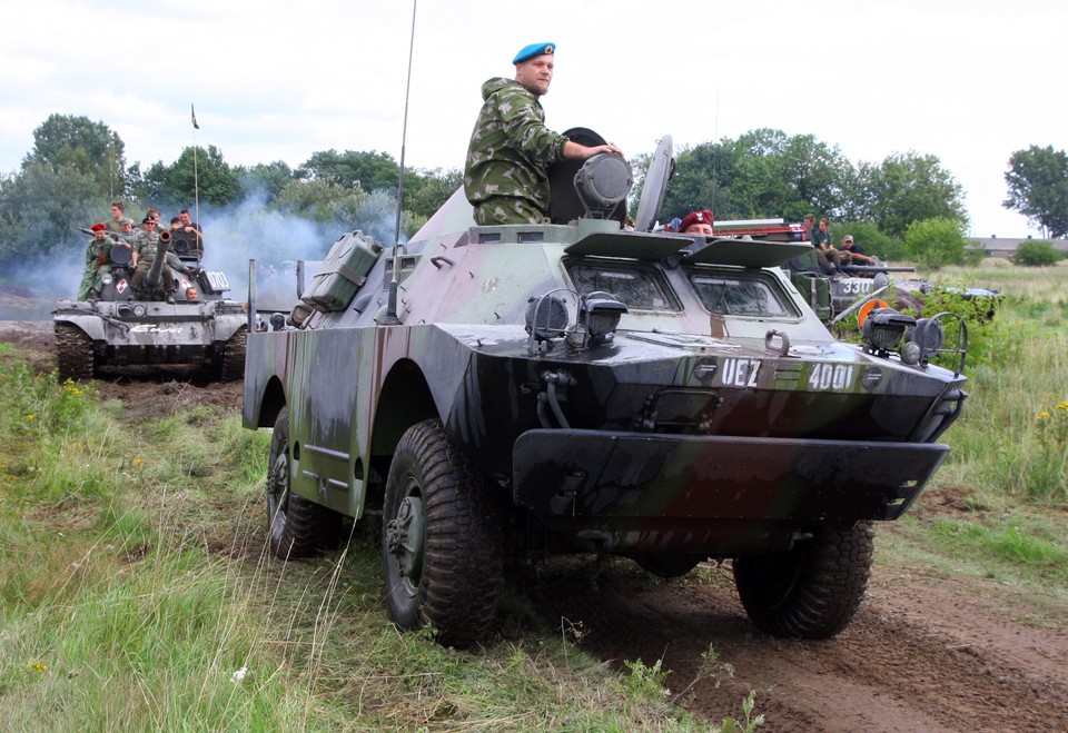 Miłośnicy militariów na poligonie