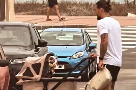 ANASTASIJA RAŽNATOVIĆ SNIMA GUDELJA U ŠETNJI SA SINOM Cecinu ćerku preplavile emocije od prizora: Mali Ilijan uživa u kolicima, roditeljima puno srce (VIDEO)