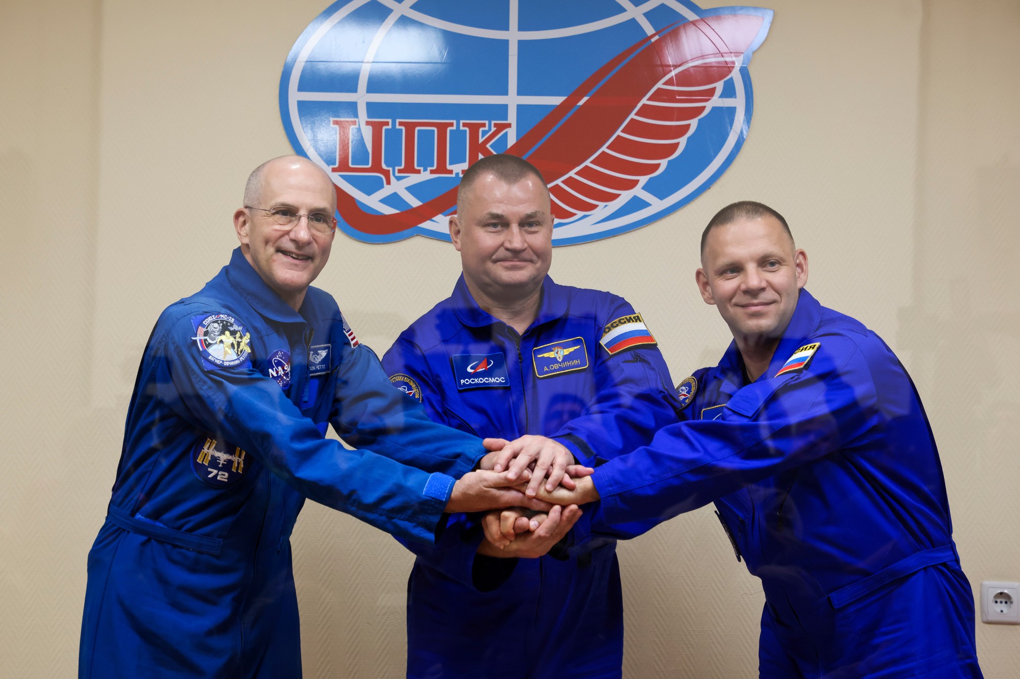 Na snímke ruskej spoločnosti Roskosmos sú členovia posádky Medzinárodnej vesmírnej stanice ISS, zľava americký astronaut NASA Don Pettit a ruskí kozmonauti Ivan Vagner a Alexej Ovčinin (veliteľ).