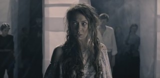 „Liżę twoje serce” to gorzka opowieść o obcości w mieście