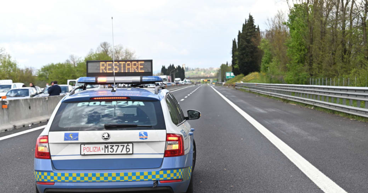 Tragico schianto in A1: camion salta la carreggiata e travolge diversi mezzi, tra cui un'ambulanza. Tre morti e 18 feriti