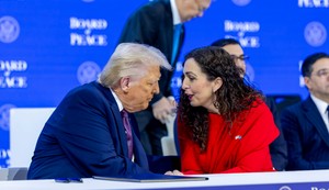 Donald Tramp i tadašnja predsednica tzv. Kosova Vjosa Osmani na ceremoniji osnivanja Odbora za mir u januaru u Davosu