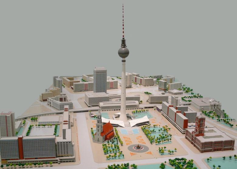 Model miasta z czasów NRD (Alexanderplatz i Marx-Engels-Forum z wieżą telewizyjną), 1964 r. 