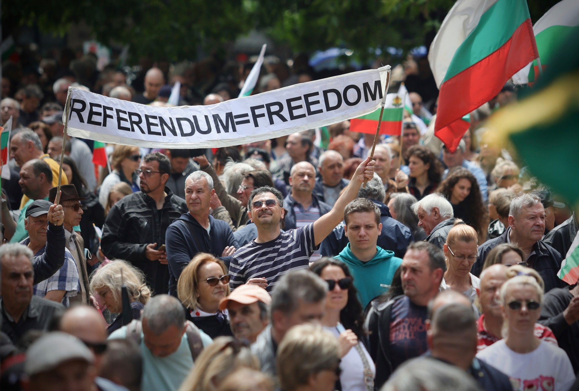 Tisíce ľudí protestujú proti prijatiu eura za novú štátnu menu.