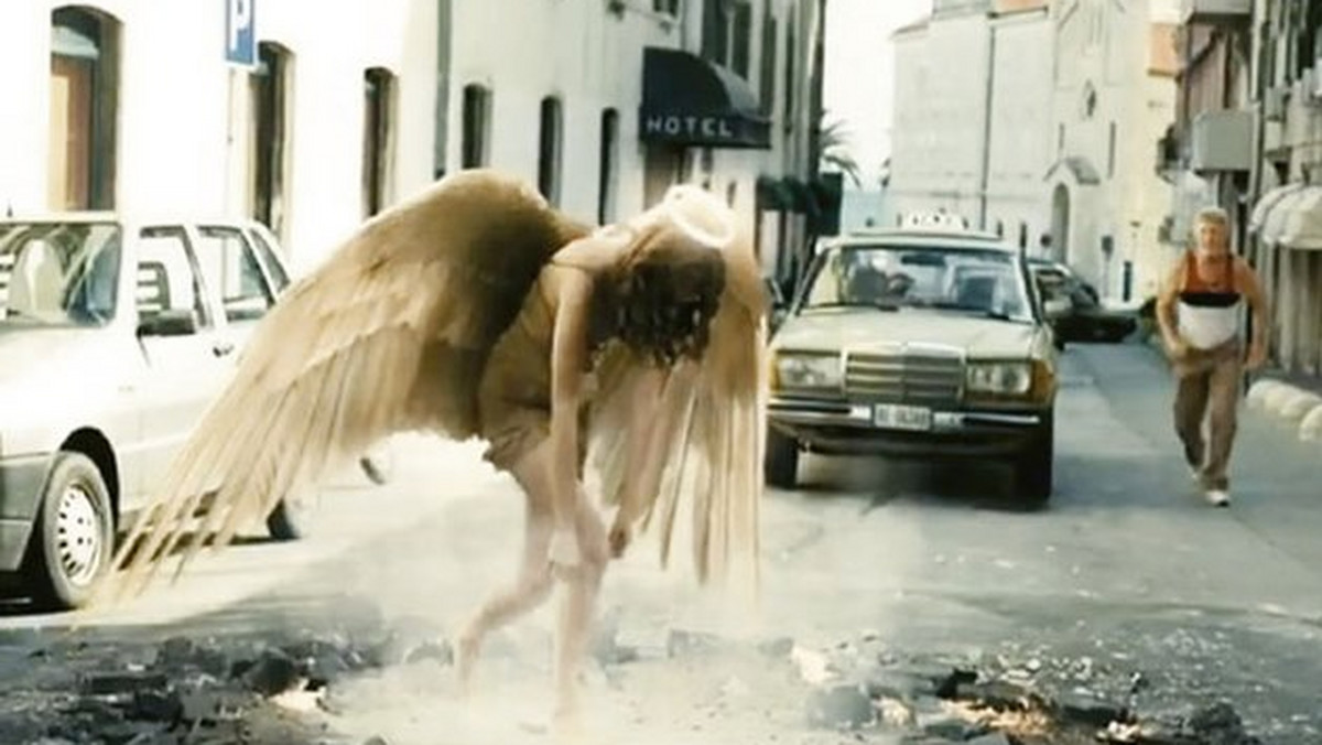 W spocie dezodorantów "anioł" w wersji kobiecej łamie swoją aureolę, w reklamie banku aureolę zdejmuje sobie św. Krzysztof
