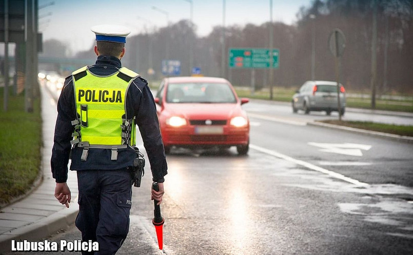 Policjant kontroluje kierowców. Punkty karne i mandaty drogówka wylicza według zaostrzonych zasad