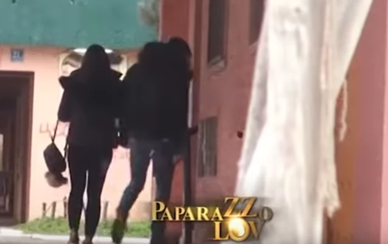 Volkov i Sandra Afrika ulaze u zgradu njegovih roditelja