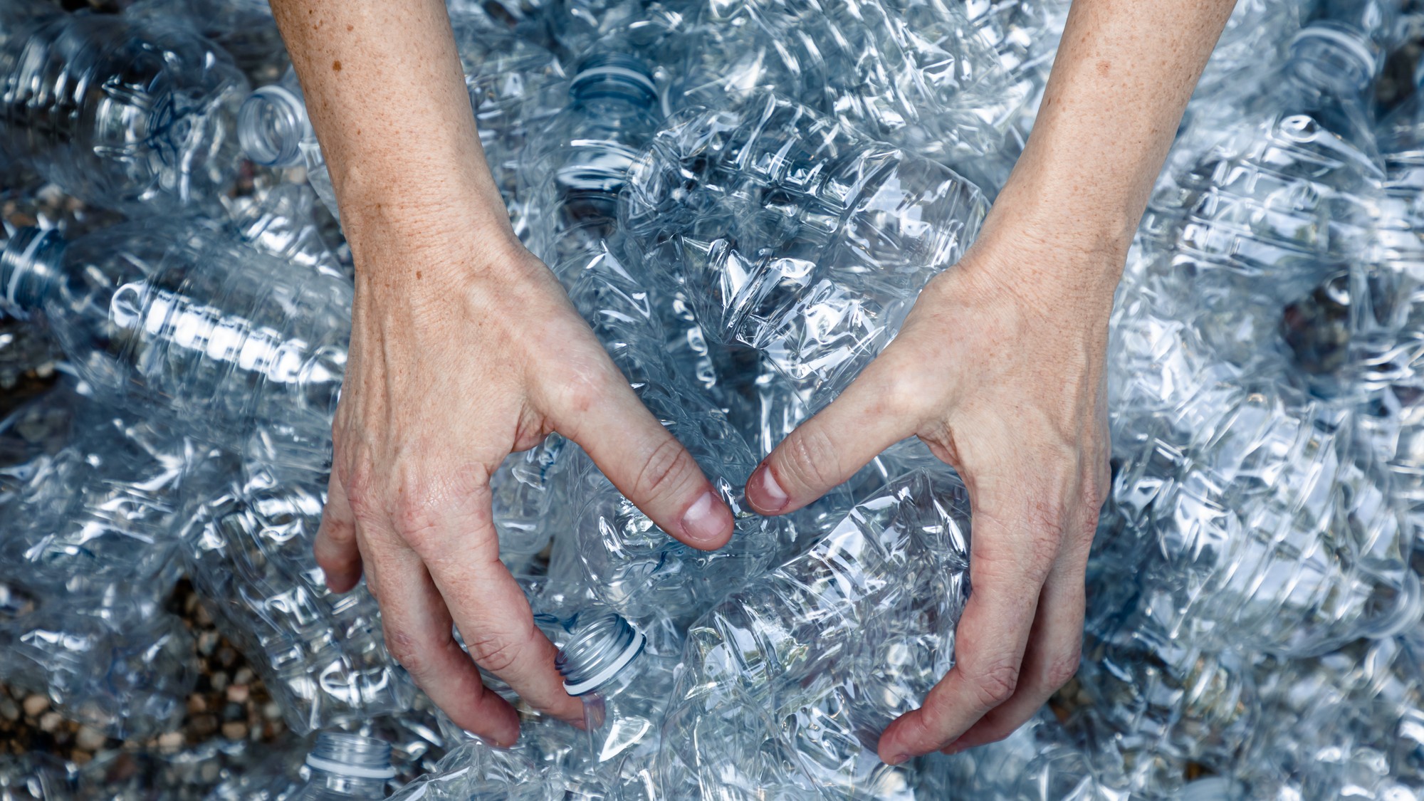 Mikroplasty môžu potichu poškodzovať mozog.