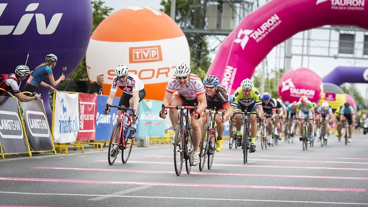 Kolorowy peleton wystartował już na trasę Tauron Lang Team Race w Gdańsku. Zawodnicy mieli do wybory dwa dystanse – MINI 57 kilometrów i MAXI – 114 kilometrów. Na tym dłuższym dystansie wystartowali między innymi Czesław Lang, Lechosław Michalak i Marek Szerszyński.