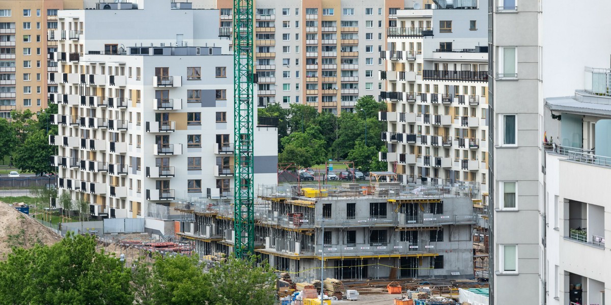 Po podwyżkach stóp procentowych raty kredytów mogą wzrosnąć o kilkaset złotych miesięcznie. Eksperci wskazują, że od samego początku było więc wiadomo, że nienaturalnie niskie stopy procentowe to stan przejściowy i ulga w ratach będzie chwilowa.