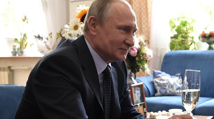Putyinék most a jó oldalukat próbálják mutatni valamiért / Fotó: AFP