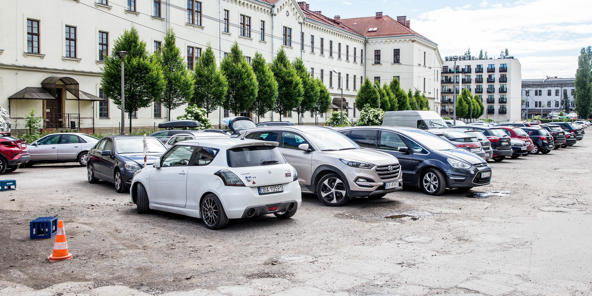 Parking na ul. Karmelickiej w Krakowie