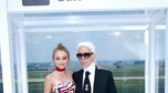 Lily Rose Depp i Karl Lagerfeld w 2015 roku