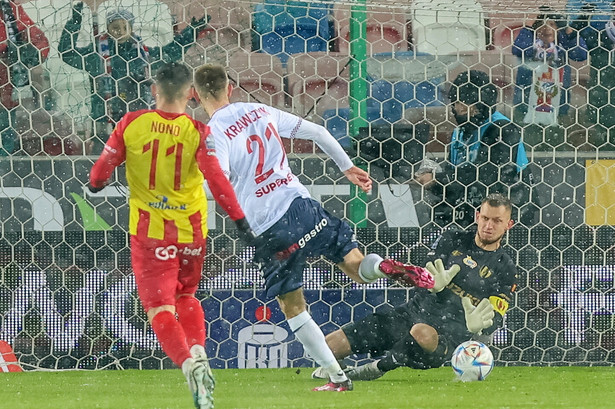 Zawodnik Górnika Zabrze Piotr Krawczyk (C) strzela bramkę podczas meczu 27. kolejki piłkarskiej Ekstraklasy z Koroną Kielce