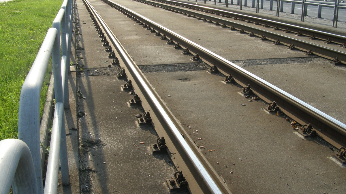 W centrum Krakowa doszło do wykolejenia się tramwaju. Przez zdarzenie nieprzejezdna była ul. św. Gertrudy i utrudniony dojazd do pl. Wszystkich Świętych i Wawelu. Wcześniej do podobnego zdarzenia doszło na Rondzie Kocmyrzowskim - poinformowało TVN24.