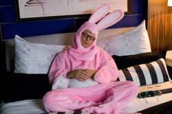 Piotr Szwedes w stroju króliczka w "Hotelu 52"