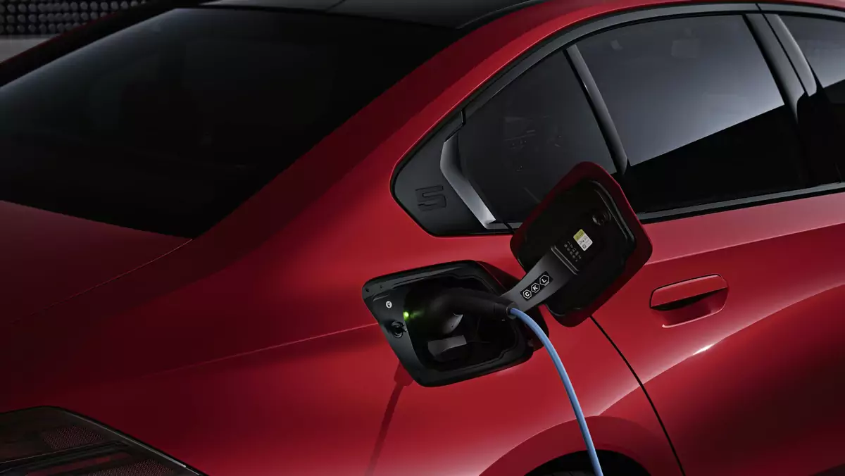 Ładowanie samochodu elektrycznego (na zdjęciu: BMW i5)