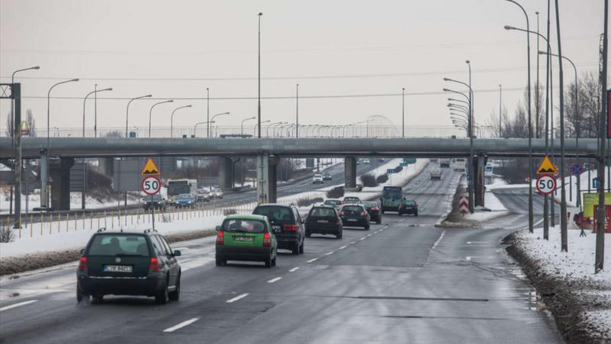 Kuriozalna sytuacja na ul. Krzywoustego. Zarząd Dróg Miejskich ograniczył tam na odcinku od ronda Rataje do autostrady A2 prędkość do zaledwie 50 km/h. To reakcja na zły stan drogi. Nie byłoby lepiej ją wyremontować?