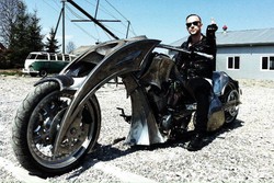 Iskry lecą, woda święcona bulgoce! Nergal i jego nowy motocykl z piekła rodem. ZDJĘCIA