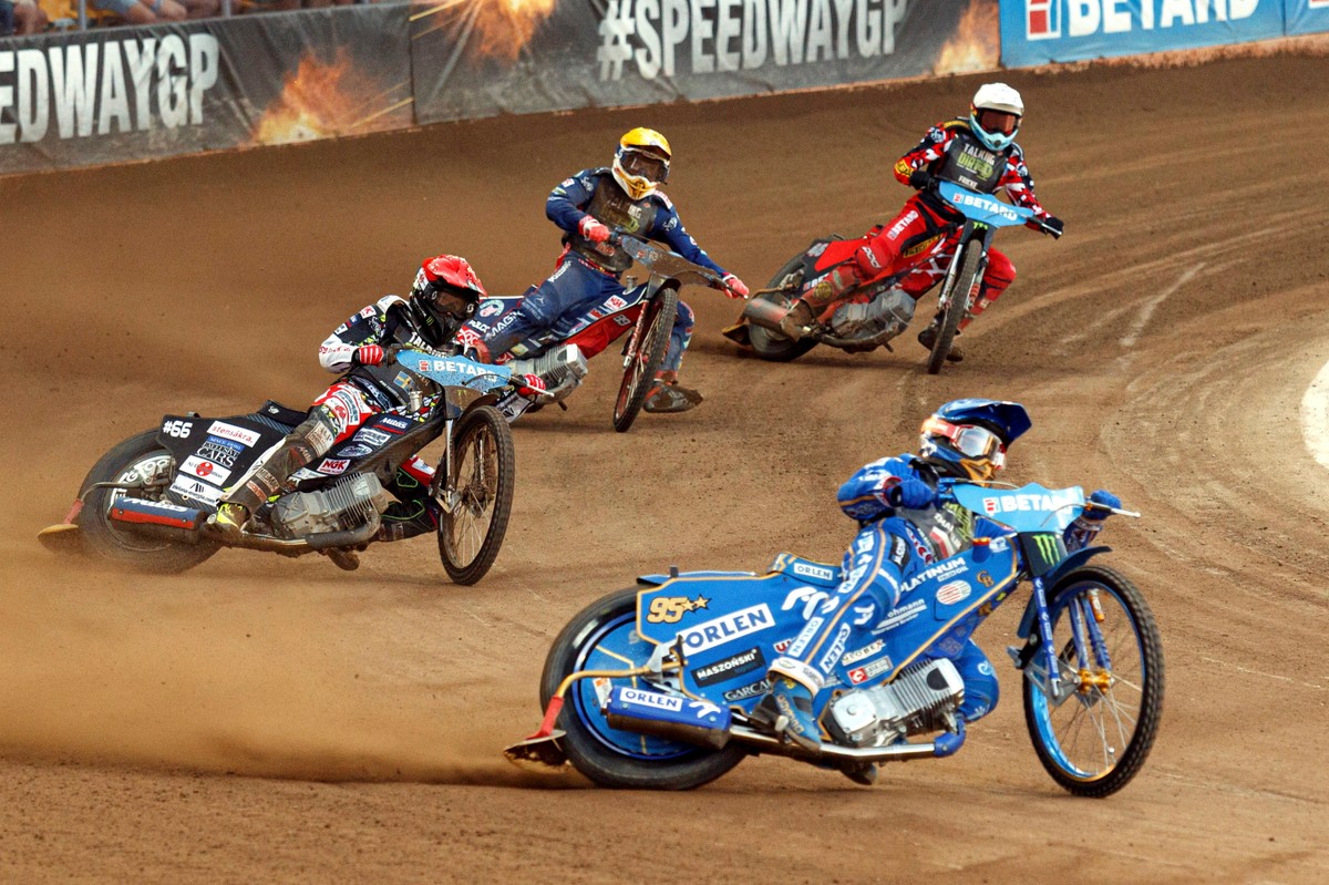 Szwed Fredrik Lindgren (kask czerwony), Bartosz Zmarzlik z Polski (niebieski), Rosjanin Emil Sajfutdinow (żółty) i Max Fricke z Australii (biały) podczas zawodów żużlowych o Grand Prix Polski na torze we Wrocławiu