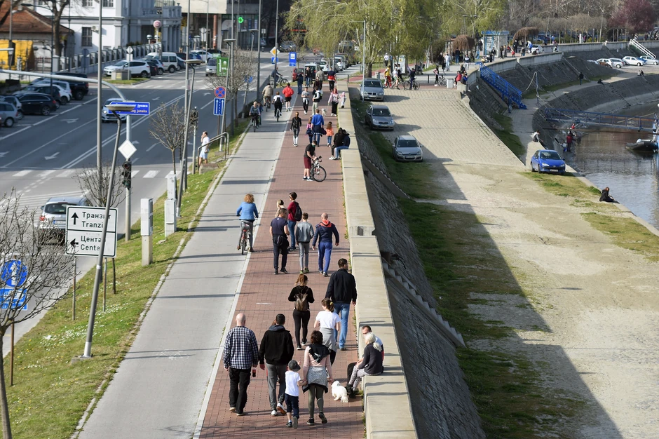 Novosadski kej, lepo vreme, vanredno stanje