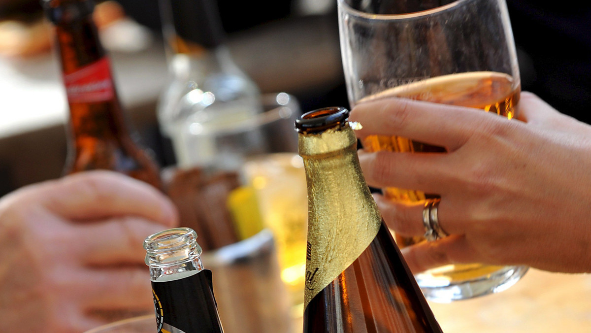 Eksperci ujawnili nowe niepokojące dane; według nich alkohol odpowiedzialny jest za znaczny wzrost ryzyka zachorowania na różnego rodzaju nowotwory jamy ustnej - czytamy w portalu BBC.