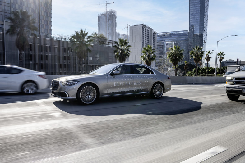 Mercedes z łącznością Car2X (Car-to-X) do wzajemnego ostrzegania kierowców i powiadamiania służb