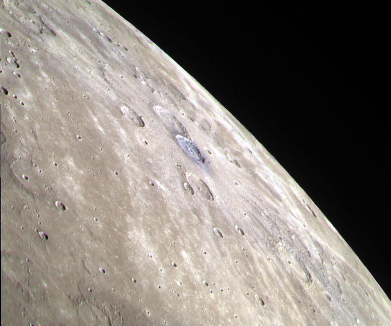 Merkury - krater Degas widoczny na środku zdjęcia