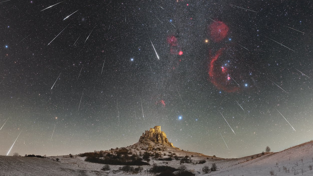 Maximum Geminid v roku 2023 nad Spišským hradom. Foto: Petr Horálek/FÚ v Opavě.