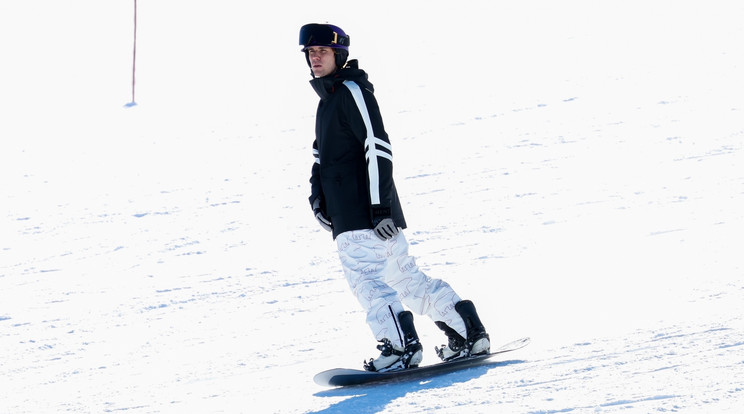 Justin Bieber a lejtőkön hódeszkázik Aspenben / Fotó: Profimedia
