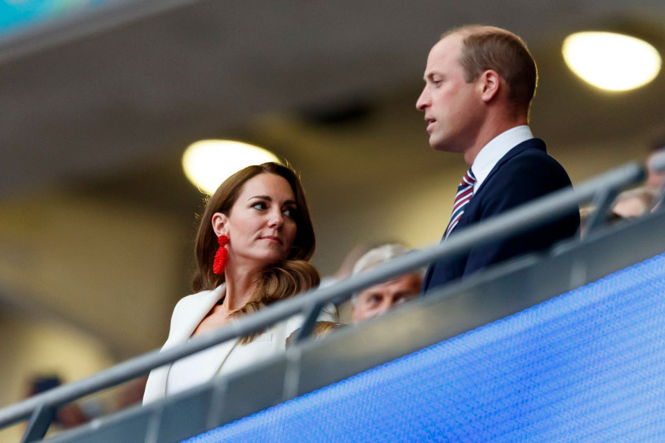 Kate Middleton na stadionie Wembley podczas meczu Anglia-Włochy (na zdjęciu z księciem Williamem)