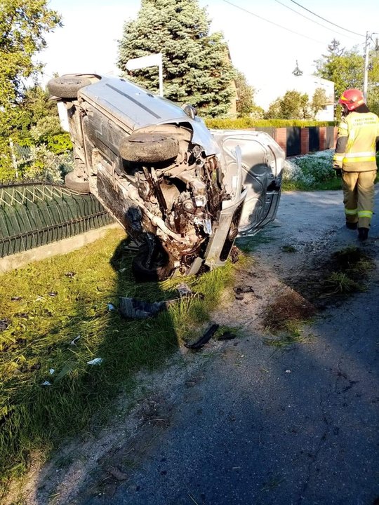 Zasnął za kierownicą samochodu. Obudził się na przydrożnym płocie 