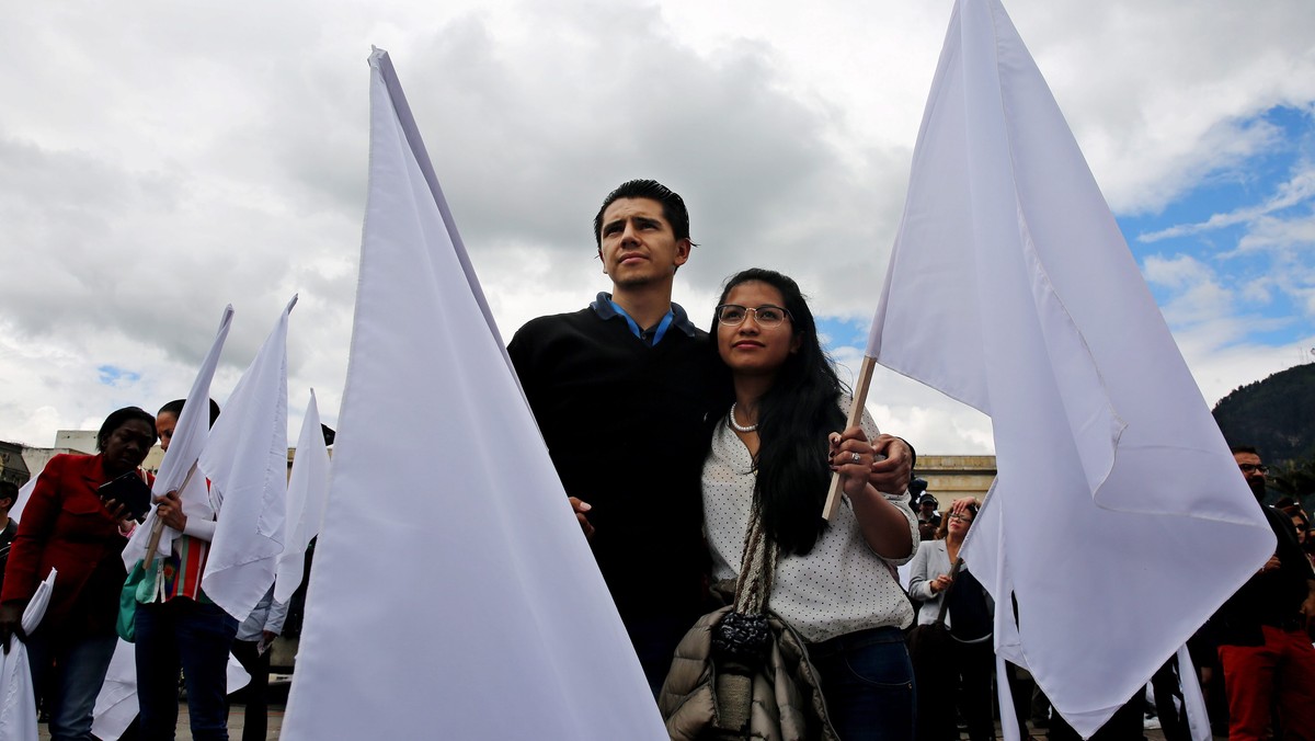 Po 52 latach wojny domowej między armią a chłopską partyzantką FARC, w której zginęło 200 tys. ludzi, prezydent Kolumbii i partyzanci podpisali dzisiaj układ pokojowy, zmodyfikowany po odrzuceniu go niewielką przewagą głosów w referendum z 2 października.