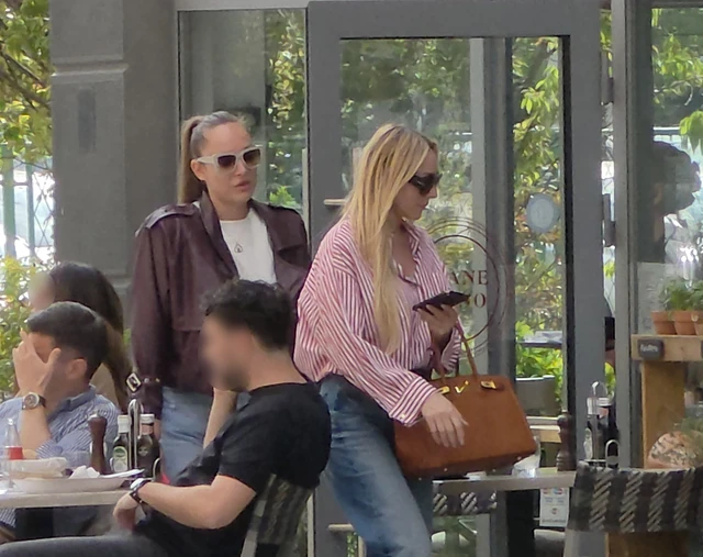 Luna sa majkom, obe bez trunke šminke, dok SRBIJA BRUJI O PEVAČICINOJ AFERI SA OŽENJENIM, ona šetka kao da je NIKO NE POZNAJE! (VIDEO)