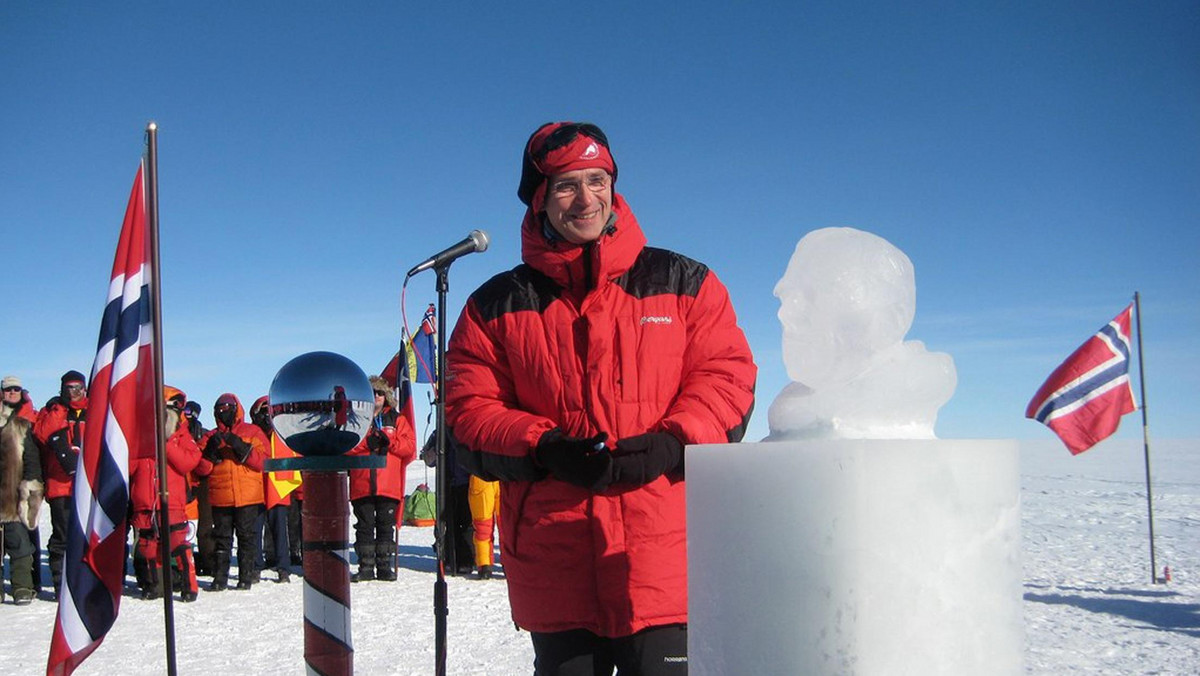 Sto lat temu norweski badacz Roald Amundsen jako pierwszy człowiek stanął na biegunie południowym. W rocznicę tego wydarzenia - również na biegunie - jego osiągnięcie uczcili dzisiaj premier Norwegii Jens Stoltenberg, polarnicy i naukowcy.