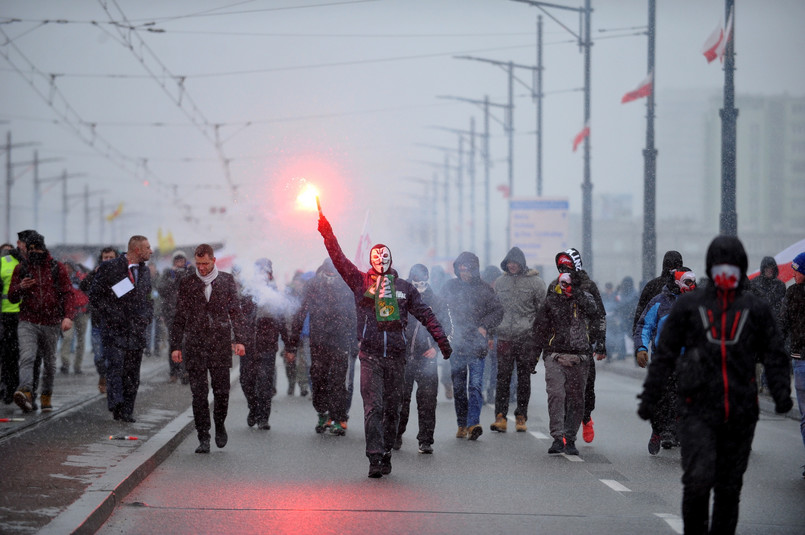 Uczestnicy Marszu Niepodległości 2016 na Moście Poniatowskiego w Warszawie. Tegoroczny marsz organizowany pod hasłem "Polska bastionem Europy" idzie z ronda Dmowskiego na błonia Stadionu Narodowego.