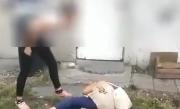 13-latka brutalnie pobiła kobietę w Głogowie. Policja opublikowała SZOKUJĄCE nagranie