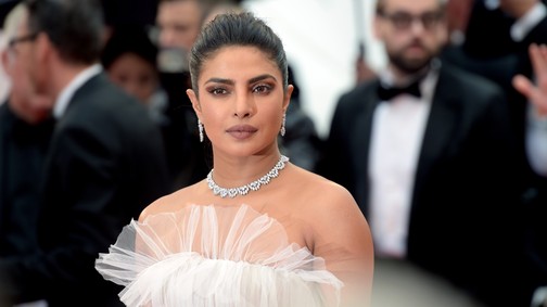 Priyanka Chopra drámai meztelenruhában tündökölt a vörös szőnyegen