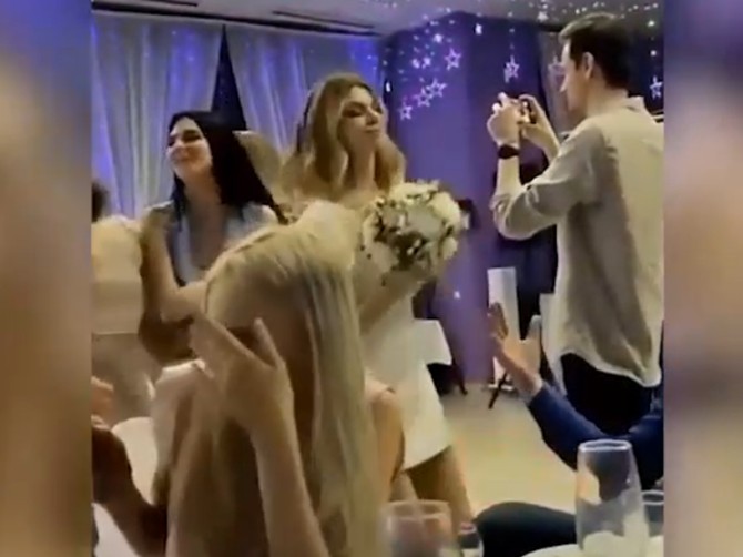 Devojka uhvatila bidermajer, a njen dečko bio je očigledno iznerviran