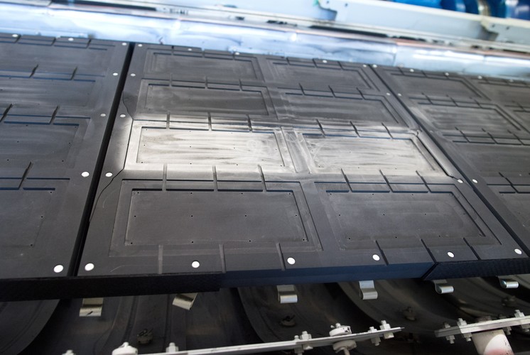 Technologia opracowana przez łódzkich naukowców, pod kierownictwem prof. Piotra Kuli, polega na wytwarzaniu grafenu przy użyciu ciekłej matrycy metalicznej i mieszaniny gazów nawęglających. Dzięki nowej technologii możliwa będzie produkcja dużych powierzchni grafenu, co znacznie zwiększy dostępność i obniży cenę tego innowacyjnego materiału. <br><br>(gj) PAP/Grzegorz Michałowski