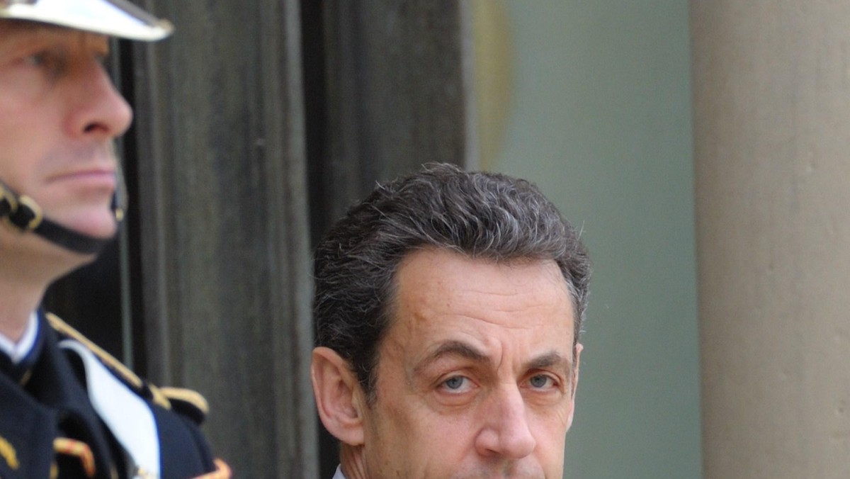 Prezydent Francji Nicolas Sarkozy zmniejsza dystans do swego rywala z Partii Socjalistycznej Francois Hollande'a przed tegorocznymi wyborami prezydenckimi, wciąż jednak grozi mu przegrana w drugiej turze - wynika z opublikowanego sondażu.