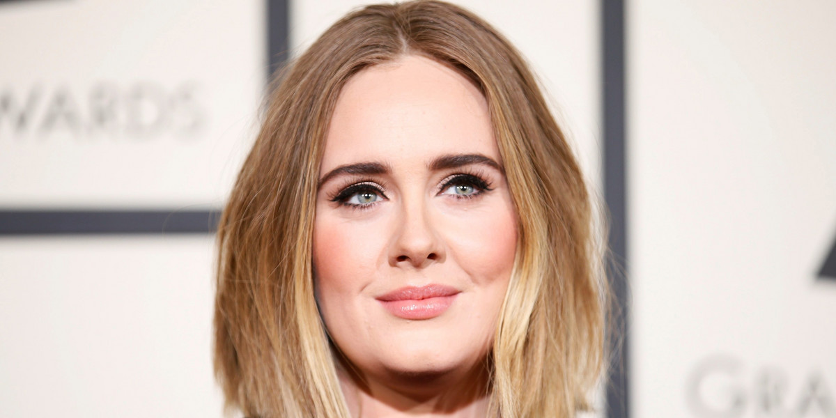 Adele 4 marca uzyskała rozwód z Simonem Koneckim.