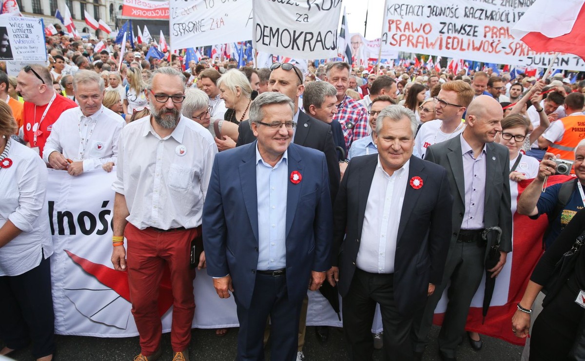 Lider KOD Mateusz Kijowski oraz byli prezydenci Bronisław Komorowski i Aleksander Kwaśniewski uczestniczą w marszu KOD