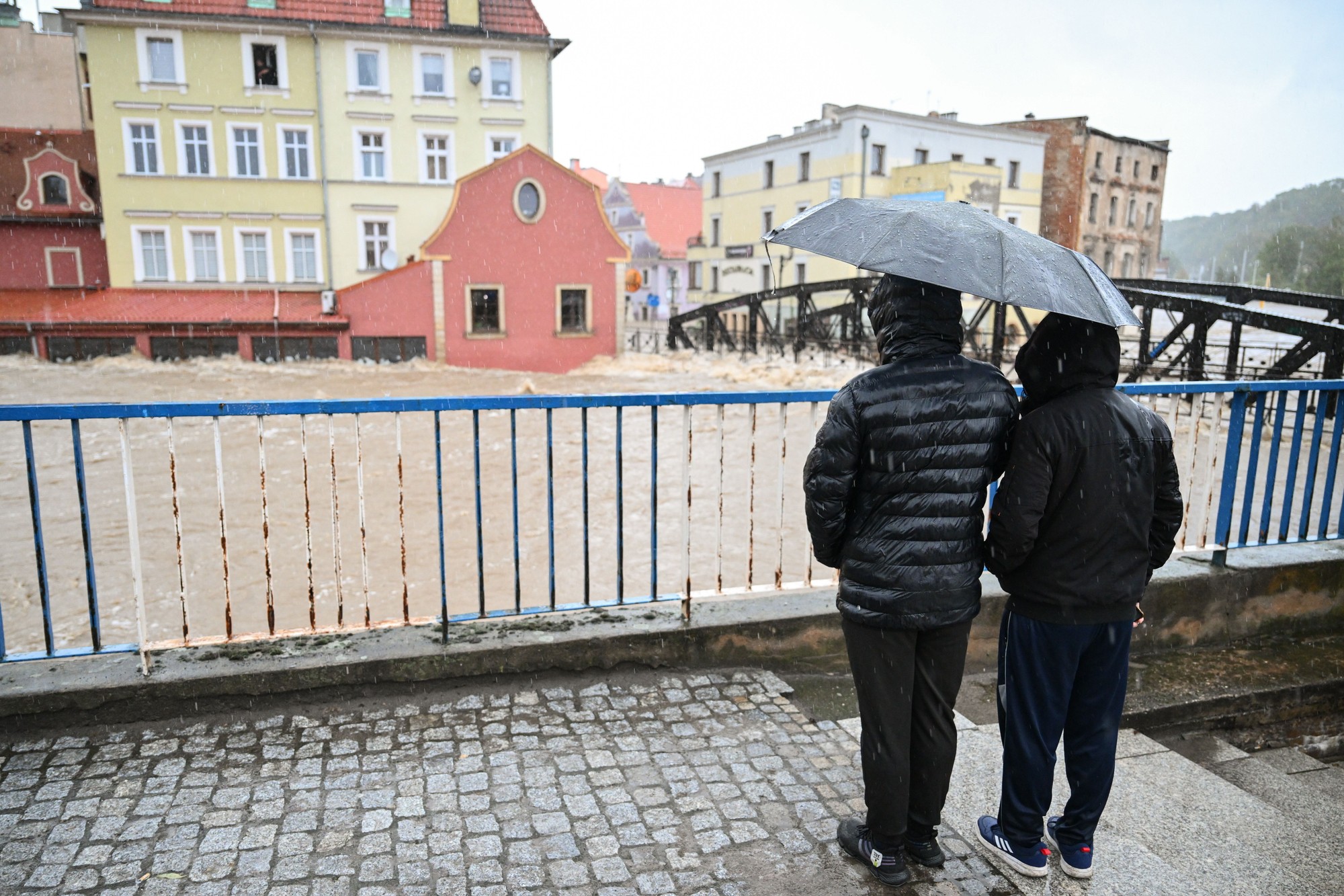 Ľudia sledujú zaplavené centrum v meste Kladsko (Klodzko) na juhozápade Poľska neďaleko hraníc s Českou republikou.