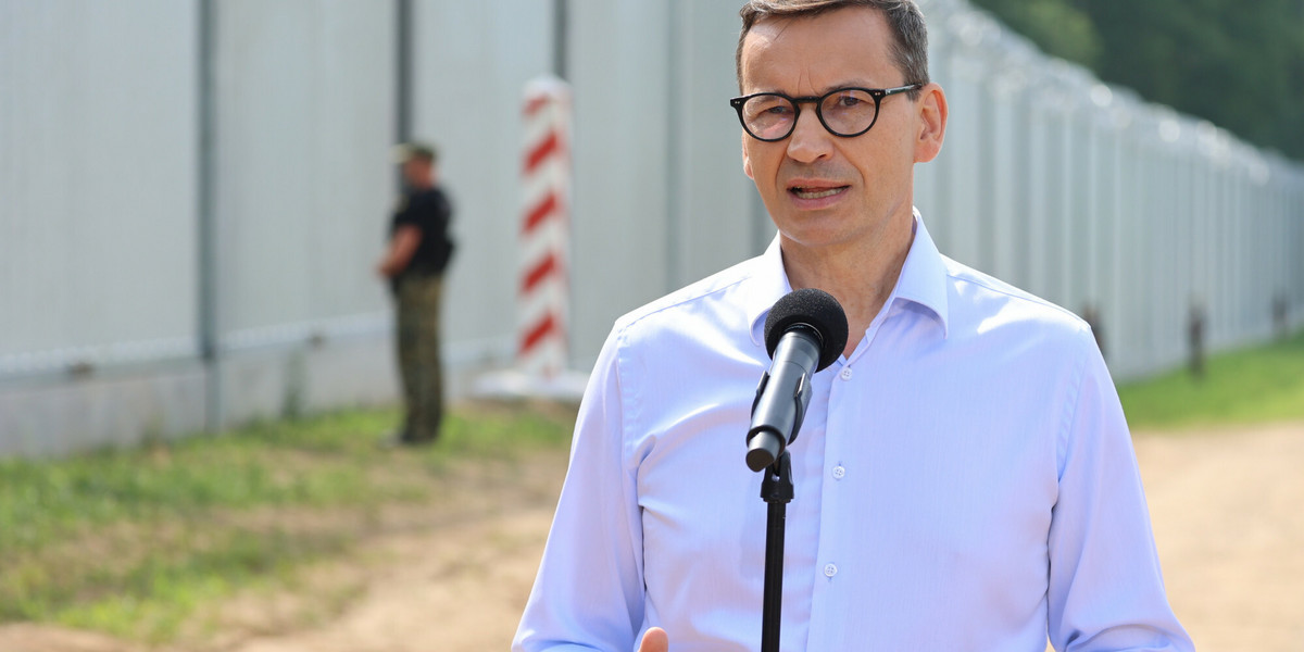 Premier Morawiecki podczas konferencji prasowej przy zaporze na granicy polsko-białoruskiej w czerwcu 2022 r.