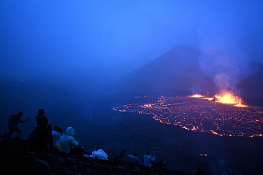 Erupcję obserwują nie tylko naukowcy. / fot. Anadolu Agency/Getty Images