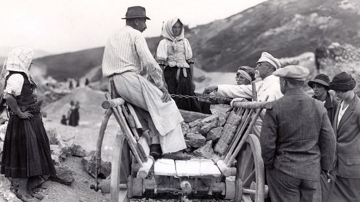 Na nedatovanej snímke prezident Tomáš Garrigue Masaryk (vpravo uprostred v bielom) pri slovenských vápenkároch.