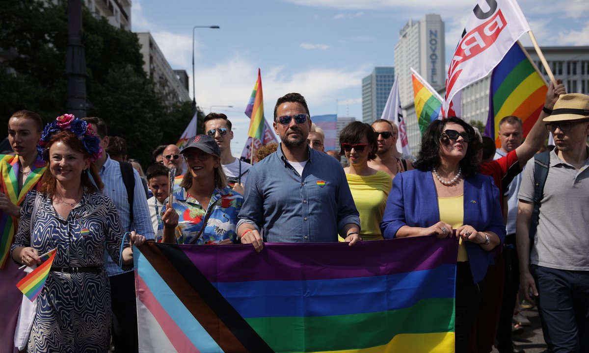 Trzaskowski przeciwnikiem adopcji przez osoby LGBT+. Żadne zaskoczenie [OPINIA]