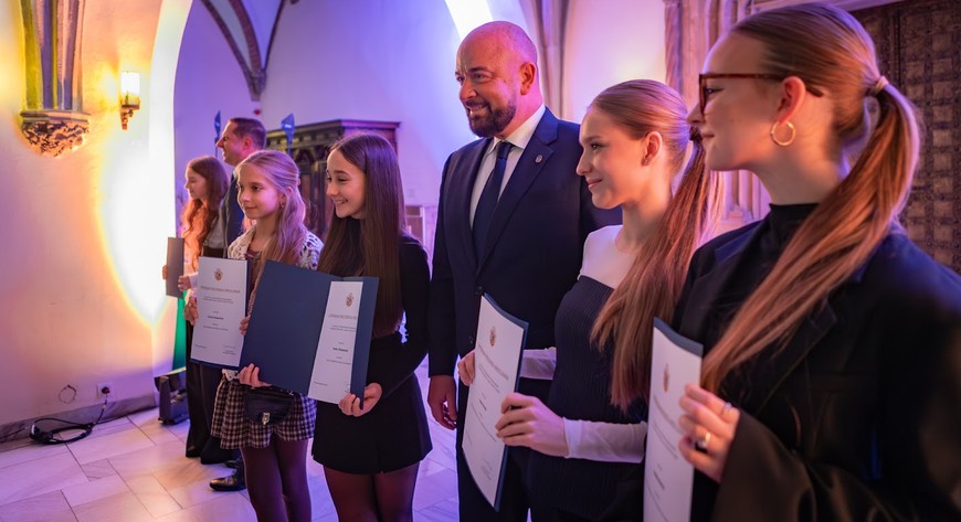 Na rok 2025/2026 wpłynęły 203 wnioski – spośród nich wyłoniono 156 stypendystów (na zdjęciu z prezydentem Jackiem Sutrykiem).